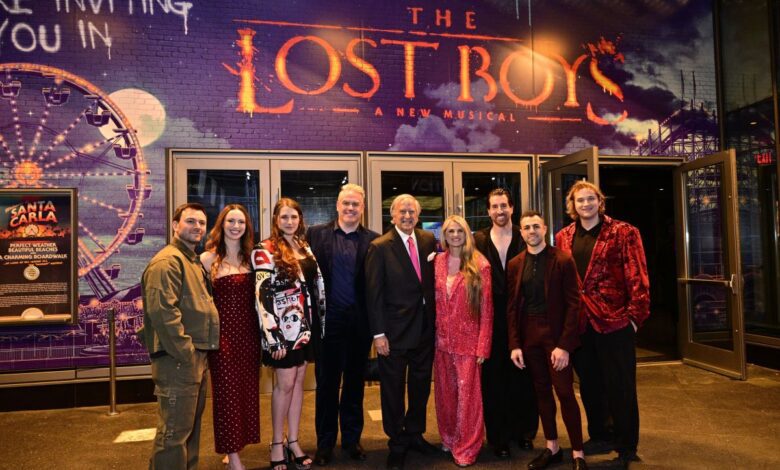 Os novos musicais “The Lost Boys” e “Schmigadoon” lideraram as indicações ao Tony Award deste ano com 12 cada, seguidos de perto por “Ragtime”, com 11, em uma temporada da Broadway que se destacou por novos trabalhos ambiciosos, remontagens de alto perfil e casas lotadas.nAmbas as novas produções pontuaram em categorias principais, incluindo melhor musical, atuação e design, sinalizando um amplo apoio dos indicadores, enquanto “Ragtime” reafirmou sua ressonância duradoura com o reconhecimento por sua trilha sonora abrangente e uma lista de performances de destaque.nAs indicações, anunciadas nesta terça-feira (5) pelos atores Uzo Aduba e Darren Criss antes da noite de premiação em 7 de junho, oferecem um panorama de uma temporada da Broadway definida por novos musicais, remontagens ousadas e um senso renovado do que significa se reunir em um teatro pós-pandemia.nnCelebridades inundam a BroadwaynEsta temporada também foi marcada por ainda mais celebridades fazendo suas estreias na Broadway, como Adrien Brody, Tessa Thompson e Patrick Ball, além de um aumento de produtores celebridades, incluindo Kim Kardashian (“The Fear of 13”) e Barack Obama (“Proof”). Nenhum desses shows ou pessoas foi indicado, no entanto.nJoshua Henry foi indicado a melhor ator em musical por seu papel como Coalhouse Walker Jr. em “Ragtime”, uma das performances mais comentadas da temporada. Sua indicação coroa um momento de destaque que incluiu a abertura do tapete vermelho do Met Gala na noite de segunda-feira com uma performance de “I Wanna Dance with Somebody”, de Whitney Houston, coreografada pela coreógrafa de “Ragtime”, Ellenore Scott, que também foi indicada.nNicholas Christopher foi indicado por sua atuação imponente como o torturado Anatoly em “Chess”, superando seus colegas de elenco mais conhecidos, Lea Michele e Aaron Tveit, que não foram indicados. Outra colega de elenco, Hannah Cruz, também foi indicada a melhor atriz coadjuvante.nSurpreendentemente, em uma temporada repleta de remontagens musicais queridas e bem avaliadas, apenas três de cinco indicações possíveis foram anunciadas na categoria: “Cats: The Jellicle Ball”, “Ragtime” e "The Rocky Horror Show”.nA peça “Liberation”, de Bess Wohl, foi indicada a melhor peça, um dia após vencer o Prêmio Pulitzer de drama. O comitê do Pulitzer a chamou, em parte, de “uma mistura impressionante de comédia e sinceridade que explora o legado dos grupos feministas de conscientização dos anos 1970”.nJune Squibb, que retornou à Broadway aos 96 anos, foi indicada por seu papel em “Marjorie Prime”.nA premiação acontecerá no dia 7 de junho no Radio City Music Hall, em Nova York, apresentada pela estrela pop Pink, e será transmitida pela CBS. Fundado em 1947, o Tony Awards homenageia a excelência na Broadway.nhttps://stories.cnnbrasil.com.br/viagem-e-gastronomia/sao-paulo-ganha-centro-cultural-dedicado-ao-teatro/