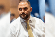 Eleito deputado estadual do Rio de Janeiro em 2022, Thiago Rangel (Avante) foi preso pela PF (Polícia Federal), na manhã desta terça-feira (5), durante a quarta fase da Operação Unha e Carne.nA PF investiga se Rangel tem relação com uma organização criminosa voltada para a prática de fraudes em procedimentos de compra de materiais e aquisição de serviços, como obras para reformas, no âmbito da Secretaria de Educação do Estado do Rio de Janeiro.nnEmpresário no ramo varejista, Rangel já foi alvo de outra operação da PF. Em 2024, o parlamentar foi enquadrado na operação “Postos de Midas”, que apurou fraudes em licitações que usavam postos de combustíveis no Rio de Janeiro, prática de crimes de organização criminosa, corrupção ativa e passiva, peculato e lavagem de dinheiro.nThiago Rangel foi eleito em 2020 para seu primeiro mandato como vereador em Campos dos Goytacazes. Em 2022, foi eleito deputado estadual pelo Podemos com 31.175 votos.nRangel também atuou como superintendente regional do IPEM-RJ (Institutos de Pesos e Medidas) e diretor de fiscalização no Detro-RJ (Departamento de Transporte Rodoviário), com atividades relacionadas à frota de transporte coletivo no estado do Rio de Janeiro.nOperação unha e carnenA "Operação Unha e Carne" é a mesma que prendeu Rodrigo Bacellar, ex-presidente da Alerj, em dezembro de 2025.nAlém da pirsão de Rangel, os agentes cumprem outros cinco mandados de prisão e mais 23 mandados de busca e apreensão nas cidades do Rio de Janeiro, Campos dos Goytacazes, Miracema e Bom Jesus do Itabapoana, todas no RJ.nSegundo a PF, as investigações começaram após a análise de mídias apreendidas na primeira fase da ação. Na ocasião, o objetivo era reprimir o vazamento de informações sigilosas por parte de agentes públicos.nAs apurações revelaram um esquema de direcionamento das contratações realizadas por escolas estaduais vinculadas à Diretoria Regional Noroeste da Seeduc (Secretaria de Estado de Educação do Rio de Janeiro), classificada como uma "zona de influência politica do parlamentar que é alvo da operação de hoje (5), para empresas previamente selecionadas e vinculadas à organização criminosa investigada.nA PF ainda indicou que após receberem os recursos públicos, os sócios ou procuradores faziam saques. Posteriormente, realizavam depósitos ou transferências bancárias para empresas diretamente ligadas a membros do grupo.nAs investigações apontam que os valores desviados eram misturados com recursos de origem lícita em contas bancárias de uma rede de postos de combustíveis administrada pelo líder da organização.n*Com informações de Vitor Bonets, colaboração para a CNN Brasil, Camille Barbosa, da CNN Brasil.nhttps://www.youtube.com/watch?v=QZhavV3O4ls&pp=0gcJCd4KAYcqIYzv