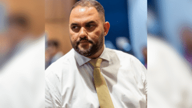 Eleito deputado estadual do Rio de Janeiro em 2022, Thiago Rangel (Avante) foi preso pela PF (Polícia Federal), na manhã desta terça-feira (5), durante a quarta fase da Operação Unha e Carne.nA PF investiga se Rangel tem relação com uma organização criminosa voltada para a prática de fraudes em procedimentos de compra de materiais e aquisição de serviços, como obras para reformas, no âmbito da Secretaria de Educação do Estado do Rio de Janeiro.nnEmpresário no ramo varejista, Rangel já foi alvo de outra operação da PF. Em 2024, o parlamentar foi enquadrado na operação “Postos de Midas”, que apurou fraudes em licitações que usavam postos de combustíveis no Rio de Janeiro, prática de crimes de organização criminosa, corrupção ativa e passiva, peculato e lavagem de dinheiro.nThiago Rangel foi eleito em 2020 para seu primeiro mandato como vereador em Campos dos Goytacazes. Em 2022, foi eleito deputado estadual pelo Podemos com 31.175 votos.nRangel também atuou como superintendente regional do IPEM-RJ (Institutos de Pesos e Medidas) e diretor de fiscalização no Detro-RJ (Departamento de Transporte Rodoviário), com atividades relacionadas à frota de transporte coletivo no estado do Rio de Janeiro.nOperação unha e carnenA "Operação Unha e Carne" é a mesma que prendeu Rodrigo Bacellar, ex-presidente da Alerj, em dezembro de 2025.nAlém da pirsão de Rangel, os agentes cumprem outros cinco mandados de prisão e mais 23 mandados de busca e apreensão nas cidades do Rio de Janeiro, Campos dos Goytacazes, Miracema e Bom Jesus do Itabapoana, todas no RJ.nSegundo a PF, as investigações começaram após a análise de mídias apreendidas na primeira fase da ação. Na ocasião, o objetivo era reprimir o vazamento de informações sigilosas por parte de agentes públicos.nAs apurações revelaram um esquema de direcionamento das contratações realizadas por escolas estaduais vinculadas à Diretoria Regional Noroeste da Seeduc (Secretaria de Estado de Educação do Rio de Janeiro), classificada como uma "zona de influência politica do parlamentar que é alvo da operação de hoje (5), para empresas previamente selecionadas e vinculadas à organização criminosa investigada.nA PF ainda indicou que após receberem os recursos públicos, os sócios ou procuradores faziam saques. Posteriormente, realizavam depósitos ou transferências bancárias para empresas diretamente ligadas a membros do grupo.nAs investigações apontam que os valores desviados eram misturados com recursos de origem lícita em contas bancárias de uma rede de postos de combustíveis administrada pelo líder da organização.n*Com informações de Vitor Bonets, colaboração para a CNN Brasil, Camille Barbosa, da CNN Brasil.nhttps://www.youtube.com/watch?v=QZhavV3O4ls&pp=0gcJCd4KAYcqIYzv