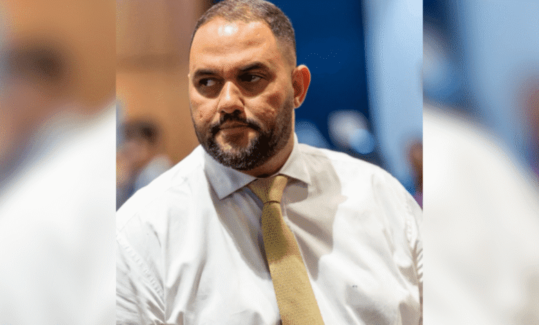 Eleito deputado estadual do Rio de Janeiro em 2022, Thiago Rangel (Avante) foi preso pela PF (Polícia Federal), na manhã desta terça-feira (5), durante a quarta fase da Operação Unha e Carne.nA PF investiga se Rangel tem relação com uma organização criminosa voltada para a prática de fraudes em procedimentos de compra de materiais e aquisição de serviços, como obras para reformas, no âmbito da Secretaria de Educação do Estado do Rio de Janeiro.nnEmpresário no ramo varejista, Rangel já foi alvo de outra operação da PF. Em 2024, o parlamentar foi enquadrado na operação “Postos de Midas”, que apurou fraudes em licitações que usavam postos de combustíveis no Rio de Janeiro, prática de crimes de organização criminosa, corrupção ativa e passiva, peculato e lavagem de dinheiro.nThiago Rangel foi eleito em 2020 para seu primeiro mandato como vereador em Campos dos Goytacazes. Em 2022, foi eleito deputado estadual pelo Podemos com 31.175 votos.nRangel também atuou como superintendente regional do IPEM-RJ (Institutos de Pesos e Medidas) e diretor de fiscalização no Detro-RJ (Departamento de Transporte Rodoviário), com atividades relacionadas à frota de transporte coletivo no estado do Rio de Janeiro.nOperação unha e carnenA "Operação Unha e Carne" é a mesma que prendeu Rodrigo Bacellar, ex-presidente da Alerj, em dezembro de 2025.nAlém da pirsão de Rangel, os agentes cumprem outros cinco mandados de prisão e mais 23 mandados de busca e apreensão nas cidades do Rio de Janeiro, Campos dos Goytacazes, Miracema e Bom Jesus do Itabapoana, todas no RJ.nSegundo a PF, as investigações começaram após a análise de mídias apreendidas na primeira fase da ação. Na ocasião, o objetivo era reprimir o vazamento de informações sigilosas por parte de agentes públicos.nAs apurações revelaram um esquema de direcionamento das contratações realizadas por escolas estaduais vinculadas à Diretoria Regional Noroeste da Seeduc (Secretaria de Estado de Educação do Rio de Janeiro), classificada como uma "zona de influência politica do parlamentar que é alvo da operação de hoje (5), para empresas previamente selecionadas e vinculadas à organização criminosa investigada.nA PF ainda indicou que após receberem os recursos públicos, os sócios ou procuradores faziam saques. Posteriormente, realizavam depósitos ou transferências bancárias para empresas diretamente ligadas a membros do grupo.nAs investigações apontam que os valores desviados eram misturados com recursos de origem lícita em contas bancárias de uma rede de postos de combustíveis administrada pelo líder da organização.n*Com informações de Vitor Bonets, colaboração para a CNN Brasil, Camille Barbosa, da CNN Brasil.nhttps://www.youtube.com/watch?v=QZhavV3O4ls&pp=0gcJCd4KAYcqIYzv