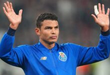 O Porto anunciou, na última quinta-feira (21), que Thiago Silva não continuará na equipe para a próxima temporada. O zagueiro ainda não revelou os planos para o futuro, mas postou nas redes sociais, nesse domingo (24), que está na Escócia para obter a Licença A da Uefa para treinadores.nO jogador brasileiro publicou fotos do treinamento para a segunda maior certificação oficial de treinadores de futebol da Uefa, abaixo apenas da Uefa Pro. A Licença A da entidade permite que o profissional comande times de divisões secundárias, categoria de base e seleções de base.nn"Na metade da jornada da Licença A da UEFA na Escócia. Sempre aprendendo. Sempre evoluindo. O futebol nunca para de ensinar! Obrigado Seleção Escocesa de Futebol & Dougie Anderson", declarou o atleta.nA conta oficial das Seleções Escocesas de Futebol também postou sobre o curso de Thiago Silva, que está acompanhado por Rachel Corsie e Stephen O'Donnell, ídolos do futebol escocês.nnnnnnnnnnnnnVer essa foto no InstagramnnnnnnnnnnnnnnnnnnnnnnnUm post compartilhado por Scotland National Team (@scotlandnationalteam)nnnn"Lendário zagueiro brasileiro Thiago Silva está na Escócia esta semana, se juntando aos ex-jogadores da Escócia, Rachel Corsie e Stephen O'Donnell, em nosso Departamento de Educação de Treinadores da Licença A da UEFA", disse o perfil Seleções Escocesas de Futebol em post nas redes.nAdeus ao PortonThiago Silva foi contratado pelo Porto em dezembro do ano passado e deixou o time após a conquista do Campeonato Português. O atleta tinha contrato até junho de 2026, com opção de renovação até junho de 2027, mas o Porto decidiu encerrar o vínculo ao fim da temporada.nSem clube, o defensor ainda não anunciou se pretende encerrar a carreira ou seguir no futebol. No fim do ano passado, ele deixou o Fluminense para atuar na Europa e ficar mais próximo da família.