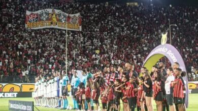 A torcida do Vitória protagonizou uma manifestação na noite deste sábado (2), antes da partida contra o Coritiba, pela 14ª rodada do Campeonato Brasileiro, no Barradão.nO ato ocorreu em meio às recentes polêmicas envolvendo decisões de arbitragem e punições aplicadas pelo Superior Tribunal de Justiça Desportiva (STJD) ao atacante Erick e ao presidente Fábio Mota.nAntes do apito inicial, torcedores rubro-negros permaneceram de costas para o campo e exibiram um bandeirão com a frase “Respeite o Vitória”, utilizada anteriormente por Fábio Mota em pronunciamento após a derrota para o Athletico-PR, na rodada anterior.nnAlém da mensagem, a peça também trazia a imagem de um árbitro com as mãos cobrindo os olhos e o escudo da Confederação Brasileira de Futebol (CBF) em preto e branco.nCartazes com críticas à entidade foram levantados nas arquibancadas, e parte da torcida entoou cânticos direcionados à CBF. A partida foi conduzida pelo árbitro gaúcho Rafael Rodrigo Klein, que registrou a manifestação em súmula.n“Informo que durante a execução do hino nacional, torcedores da equipe Esporte Clube Vitória permaneceram de costas para o campo de jogo. Relato ainda que a torcida exibiu uma faixa contendo símbolos da CBF apresentados de forma monocromática e com aparência de rachaduras, além do símbolo da própria equipe, bem como a imagem de um árbitro com os olhos cobertos pelas próprias mãos, acompanhada da seguinte frase: ‘respeite o Vitória’”, descreveu o árbitro no documento oficial.nApós golear o Coritiba por 4 a 1, o Vitória volta as atenções para a Copa do Nordeste. O Rubro-Negro enfrenta o Ceará nas quartas de final do torneio, em partida marcada para esta quarta-feira (6), às 21h30 (de Brasília), novamente no Barradão.nhttps://stories.cnnbrasil.com.br/esportes/lingard-do-corinthians-comenta-comemoracao-de-flaco-lopez/n&nbsp;