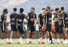 Será um verdadeiro caldeirão cultural em Nova Jersey, com Marrocos e Haiti se juntando a Brasil e Senegal ao estabelecerem seus centros de treinamento no estado para a Copa do Mundo deste verão, informou o The Athletic nesta terça-feira (5).nBrasil, Marrocos e Haiti foram sorteados no Grupo C do torneio.nnA Seleção Brasileira ficará baseada no centro de treinamento do New York Red Bulls, em Morris Township, antes de seus dois primeiros jogos da fase de grupos: no dia 13 de junho, em East Rutherford (Nova Jersey), e no dia 19 de junho, na Filadélfia.nMarrocos montará sua base na Pingry School, uma escola preparatória privada próxima a Bridgewater Township, enquanto se prepara para sua estreia na fase de grupos contra o Brasil, em East Rutherford.nO Haiti ficará baseado na Stockton University, em Galloway — local que recebeu o Flamengo na Copa do Mundo de Clubes. A equipe haitiana estreia no dia 13 de junho contra a Escócia, em Foxborough (Massachusetts), antes de enfrentar o Brasil na Filadélfia.nJá Senegal, que está no Grupo I, terá como base a Rutgers University, em Piscataway, enquanto se prepara para jogos consecutivos em East Rutherford: no dia 16 de junho contra a França e no dia 22 de junho contra a Noruega.nhttps://stories.cnnbrasil.com.br/esportes/brasil-e-o-6o-favorito-ao-titulo-da-copa-do-mundo-diz-supercomputador/