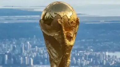 O Ministério das Relações Exteriores publicou o “Guia Consular da Torcida Brasileira – Copa do Mundo 2026”, com orientações para brasileiros que pretendem viajar aos Estados Unidos, Canadá e México durante o torneio.nO material reúne informações sobre documentação exigida, regras migratórias, contatos da rede consular brasileira, procedimentos em casos de emergência e recomendações de segurança.nnSegundo o Itamaraty, o guia também apresenta instruções sobre acesso a serviços locais, funcionamento dos plantões consulares e orientações para situações como perda de documentos, hospitalizações e detenções.nO governo recomenda ainda que os viajantes contratem seguro-saúde internacional e transportem medicamentos acompanhados de receita médica, preferencialmente traduzida.nO documento está disponível no Portal Consular do governo federal e faz parte da preparação brasileira para a Copa do Mundo de 2026, que será disputada pela primeira vez em três países e contará com 48 seleções participantes.nO guia completo pode ser acessado no portal oficial do Itamaraty.nhttps://stories.cnnbrasil.com.br/esportes/selecao-brasileira-flamengo-e-o-time-com-mais-convocados-para-a-copa-2026/n&nbsp;