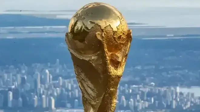 O Ministério das Relações Exteriores publicou o “Guia Consular da Torcida Brasileira – Copa do Mundo 2026”, com orientações para brasileiros que pretendem viajar aos Estados Unidos, Canadá e México durante o torneio.nO material reúne informações sobre documentação exigida, regras migratórias, contatos da rede consular brasileira, procedimentos em casos de emergência e recomendações de segurança.nnSegundo o Itamaraty, o guia também apresenta instruções sobre acesso a serviços locais, funcionamento dos plantões consulares e orientações para situações como perda de documentos, hospitalizações e detenções.nO governo recomenda ainda que os viajantes contratem seguro-saúde internacional e transportem medicamentos acompanhados de receita médica, preferencialmente traduzida.nO documento está disponível no Portal Consular do governo federal e faz parte da preparação brasileira para a Copa do Mundo de 2026, que será disputada pela primeira vez em três países e contará com 48 seleções participantes.nO guia completo pode ser acessado no portal oficial do Itamaraty.nhttps://stories.cnnbrasil.com.br/esportes/selecao-brasileira-flamengo-e-o-time-com-mais-convocados-para-a-copa-2026/n&nbsp;