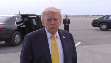 Na noite do sábado (2), o presidente dos Estados Unidos anunciou que analisaria uma nova proposta de 14 pontos enviada pelos iranianos para o fim da guerra. No entanto, deixou claro que "não imagina que seja algo aceitável".nA declaração acontece depois que o Republicano se disse insatisfeito com um plano enviado pelos iranianos aos mediadores do Paquistão, sem especificar o que exatamente não aceitava. Trump colocou em dúvida a capacidade de Teerã chegar a qualquer tipo acordo com Washington.n"Eles fizeram progressos, mas não tenho certeza se algum dia chegarão lá", afirmou o presidente, alegando que há "tremenda discórdia" entre os líderes iranianos.nnVeja o que sabemos sobre os novos desdobramentos do conflito entre EUA e IrãnnUm alto funcionário militar iraniano afirmou que as evidências apontam que os Estados Unidos não estão comprometidos em quaisquer promessas ou acordos, voltando a ameaçar Washington com "medidas surpesas planejadas para o inimigo, além de sua imaginação".nOs EUA aceleraram a venda equivalente a US$ 8 bilhões em armas para países do Oriente Médio. Catar, Israel, Emirados Árabes Unidos e Kuwait vão receber sistemas de defesa aérea e mísseis guiados a laser, entre outros armamentos. Entre os equipamentos que serão enviados ao Catar estão, ainda, os mísseis Patriot.nTrump voltou a sinalizar que não comunicará ao Congresso sobre a guerra com o Irã. Falando a repórteres na Flórida, o presidente americano disse que vários outros presidentes estiveram envolvidos com "coisas grandes" e nunca falaram com o Congresso, porque "consideravam isso totalmente inconstitucional". O Republicano afirmou, ainda, que "isso nunca aconteceu antes, nenhum outro presidente fez isso" e que ele não seria o primeiro a fazer.nO líder americano também voltou a alfinetar a Alemanha, dizendo que os Estados Unidos planejam retirar "muito mais que 5 mil soldados" do país. A decisão, anunciada pelo Pentágono na sexta (1º) ocorre depois que o chanceler alemão Friedrich Merz afirmou que os EUA estavam sendo humilhados pelo Irã. A Alemanha abriga a Base Aérea de Ramstein, que é a sede das Forças Aéreas dos EUA na Europa.