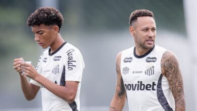 O Santos informou na tarde desta segunda-feira (4) que instaurou uma sindicância interna para analisar o episódio envolvendo Neymar e Robinho Jr.nDe acordo com o ge, Robinho Jr. acusa o camisa 10 de agressão — o fato teria ocorrido no treino deste domingo (3). Além de um tapa, Neymar também teria xingado e dado uma rasteira no companheiro.nnAinda segundo a reportagem, Robinho Jr. e seu estafe solicitam ao clube as imagens do treino e cogitam rescindir o contrato do atleta com o Santos, que foi renovado no mês passado com validade até 2031.n"O Santos FC informa que por determinação da presidência foi instaurado, logo após a ocorrência dos fatos, processo de sindicância interna para analisar o episódio que envolveu os atletas Neymar Jr. e Robson de Souza Jr (Robinho), durante o treino deste último domingo (3/5), no CT Rei Pelé. O Departamento Jurídico do Clube está responsável pela condução da sindicância", informou o Peixe, em notanhttps://stories.cnnbrasil.com.br/esportes/neymar-para-filho-de-robinho-cuidou-de-mim-e-eu-cuidarei-de-voce/nAtrasos de Robinho Jr. irritaram elenconDe acordo com apuração da CNN Brasil, atrasos constantes de Robinho Jr. para treinos da equipe nas últimas semanas teriam irritado o restante do elenco, incomodado com a postura do atleta.nO episódio com Neymar, então, teria servido como uma espécie de corretivo do camisa 10 para "baixar a bola" do atacante de 18 anos.nNeymar prometeu cuidar de Robinho Jr. na volta ao SantosnNo início de 2025, logo após sacramentar seu retorno ao clube da Vila Belmiro, Neymar fez uma publicação nas redes sociais na qual prometeu cuidar de Robinho Jr como uma forma de agradecimento ao pai, Robinho, ídolo e ex-companheiro do camisa 10.n"Teu pai cuidou de mim e eu cuidarei de você", comentou Neymar em uma postagem do jovem atacante, que comemorava a volta do meia-atacante ao Peixe.nnCondenado a mais de 9 anos de prisão por estupro na Itália, Robinho teve a pena referendada pela Justiça brasileira e está preso em Tremembé, no interiror de São Paulo, desde março de 2024. O crime foi cometido em 2013.