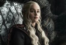 A atriz Emilia Clarke, 39, afirmou que levou anos para compreender o alcance de "Game of Thrones" em sua vida e admitiu que chegou a se sentir "presa" ao sucesso da aclamada série da HBO.nA artista interpretou Daenerys Targaryen entre 2011 e 2019, em um dos maiores fenômenos televisivos das últimas décadas, mas contou que, à época, não conseguiu desfrutar plenamente da fama que conquistou com o trabalho.n nn nEm entrevista à revista Variety, Emilia falou sobre a relação com o legado da produção, que também impulsionou nomes como Kit Harington, Sophie Turner, Maisie Williams, Richard Madden e Rose Leslie.n"Passei por muitos caminhos tortuosos até chegar ao lugar em que estou agora, que é finalmente conseguir ser muito grata por tudo o que 'Game of Thrones' fez por mim e me proporcionou", afirmou.n"Não me sinto mais presa a isso, nem presa ao fato de ter participado da série."nA artista britânica explicou ter precisado de tempo para compreender a dimensão da experiência e assimilar o peso cultural do papel.n"Me sinto realmente privilegiada por isso ter acontecido comigo, e ainda mais sortuda por ter tido tempo para entender o que tudo aquilo significou. Agora sinto que estou firmemente do outro lado", acrescentou.nEmilia admitiu que mantinha uma distância saudável da personagem e que não participou criativamente da construção de Daenerysn"Além daquilo que eu levava como atriz, eu não tinha nenhuma contribuição criativa, e nem queria ter", revelou.nhttps://stories.cnnbrasil.com.br/entretenimento/autor-de-game-of-thrones-critica-adaptacoes-de-livros-para-series-e-filmes/