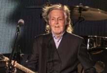 O músico Paul McCartney, 83, afirmou que sua decisão de banir celulares durante shows transformou a experiência das apresentações.nO ex-Beatle - que voltou aos palcos em março para dois shows intimistas no Fonda Theatre, em Los Angeles -, disse acreditar que a ausência de telas aproximou o público da atmosfera dos eventos de décadas passadas.nnEm entrevista à revista NME, o artista explicou que a medida repercutiu positivamente na dinâmica entre plateia e palco.n"É engraçado, porque fizemos alguns shows recentemente em Los Angeles, em um pequeno clube chamado The Fonda, e proibimos celulares. Normalmente as pessoas não estão assistindo ao show, estão apenas segurando o telefone e vão assistir quando chegarem em casa", afirmou ele.nO ídolo da música relatou que a mudança resgatou uma relação mais direta e espontânea com o público.n"Parecia um show antigo, como as apresentações costumavam ser. Foi realmente especial", acrescentou.nAs apresentações em Los Angeles marcaram o retorno do músico aos palcos após o encerramento da turnê "Got Back", que ocorreu entre 2022 e 2025. Às vésperas de completar 84 anos, em junho, McCartney admitiu ainda não saber se voltará à estrada para grandes turnês.n"Eu não sei. Nunca sei, sabe? Lembro que, quando completei 50 anos, meu empresário perguntou: 'Você está pensando em se aposentar?' E eu respondi: ‘Acho que não’. Mas eu entendo, porque, quando tínhamos 20 anos, achávamos que 30 já era muito velho. Os anos passaram e as pessoas continuaram tocando, e o público continua gostando da música", afirmou.nO astro declarou que a experiência de uma turnê continua insubstituível.n"Quando a música vem daquela época, não existe outra forma de ouvi-la ao vivo. Você precisa ver Neil Young ao vivo para sentir aquilo por completo, a energia dele. O mesmo vale para muitas bandas, como The Rolling Stones e Eagles. Não existe nada igual."nhttps://stories.cnnbrasil.com.br/entretenimento/livro-infantil-de-paul-mccartney-vai-virar-filme-e-tera-famosos-em-dublagem/