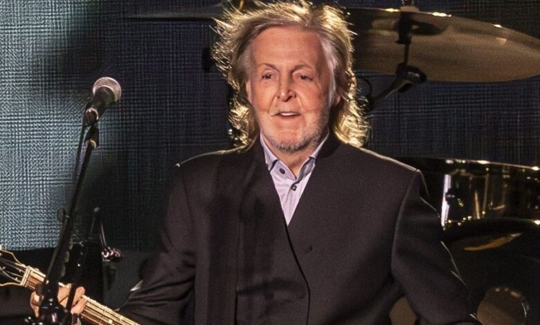 O músico Paul McCartney, 83, afirmou que sua decisão de banir celulares durante shows transformou a experiência das apresentações.nO ex-Beatle - que voltou aos palcos em março para dois shows intimistas no Fonda Theatre, em Los Angeles -, disse acreditar que a ausência de telas aproximou o público da atmosfera dos eventos de décadas passadas.nnEm entrevista à revista NME, o artista explicou que a medida repercutiu positivamente na dinâmica entre plateia e palco.n"É engraçado, porque fizemos alguns shows recentemente em Los Angeles, em um pequeno clube chamado The Fonda, e proibimos celulares. Normalmente as pessoas não estão assistindo ao show, estão apenas segurando o telefone e vão assistir quando chegarem em casa", afirmou ele.nO ídolo da música relatou que a mudança resgatou uma relação mais direta e espontânea com o público.n"Parecia um show antigo, como as apresentações costumavam ser. Foi realmente especial", acrescentou.nAs apresentações em Los Angeles marcaram o retorno do músico aos palcos após o encerramento da turnê "Got Back", que ocorreu entre 2022 e 2025. Às vésperas de completar 84 anos, em junho, McCartney admitiu ainda não saber se voltará à estrada para grandes turnês.n"Eu não sei. Nunca sei, sabe? Lembro que, quando completei 50 anos, meu empresário perguntou: 'Você está pensando em se aposentar?' E eu respondi: ‘Acho que não’. Mas eu entendo, porque, quando tínhamos 20 anos, achávamos que 30 já era muito velho. Os anos passaram e as pessoas continuaram tocando, e o público continua gostando da música", afirmou.nO astro declarou que a experiência de uma turnê continua insubstituível.n"Quando a música vem daquela época, não existe outra forma de ouvi-la ao vivo. Você precisa ver Neil Young ao vivo para sentir aquilo por completo, a energia dele. O mesmo vale para muitas bandas, como The Rolling Stones e Eagles. Não existe nada igual."nhttps://stories.cnnbrasil.com.br/entretenimento/livro-infantil-de-paul-mccartney-vai-virar-filme-e-tera-famosos-em-dublagem/