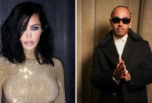 Kim Kardashian, 45, e Lewis Hamilton, 41, parecem ter assumido oficilamente o relacionamento nas redes sociais na tarde desta segunda-feira (1º).nEm meio a um álbum de fotos das últimas semanas, a advogada compartilhou dois cliques inéditos e cômicos junto ao piloto de Fórmula 1. Na filmagem, o casal aparece andando de bicicleta em uma bairo arborizado. O vídeo, porém, é interrompido por um berro e uma quase queda de Kim.nnNos comentários, fãs e amigos do casal brincaram com a situação e celebraram a confirmação pública do namoro. "Omgggg Lewiss!!", "Kim, esse berro kkkkkkk", "Esperando o Lewis postar também", "Finalmente assumiram!!", escreveram alguns internautas.nOs rumores de um possível relacionamento entre os dois começaram em meados de feverereiro. Desde então, a dupla de celebridades optou por viver o romance de forma discreta e fora dos holofotes.nAntes da públicação recente, o casal foi flagrado curtindo o show de Justin Bieber no Coachella e aproveitando um dia de praia em Malibu, na Califórnia.nEmbora algumas fontes tenham afirmado que os dois estavam se conhecendo e engatando em um namoro, Kim e Lewis não haviam feito nenhuma demonstração de afeto em suas respectivas redes sociais, até então.nConfira a primeira foto oficial de Kim Kardashian e Lewis HamiltonnnnLewis Hamilton makes an appearance in Kim Kardashian’s photo dump! pic.twitter.com/4BK29vOVx5n— deni (@fiagirly) June 1, 2026nn*Sob supervisão de Fernanda Pinottinhttps://stories.cnnbrasil.com.br/entretenimento/conheca-a-campanha-de-kim-kardashian-por-direitos-no-sistema-prisional/