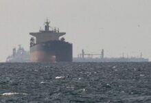 Um navio cargueiro que navegava pelo norte do Golfo Pérsico foi atingido por um projétil desconhecido, segundo uma organização de segurança marítima do Reino Unido.nO caso foi registrado a cerca de 64 quilômetros a sudeste do porto de Umm Qasr, no Iraque, informou o UKMTO (Centro de Operações de Comércio Marítimo do Reino Unido), que monitora ocorrências em todo o mundo.n"Um navio cargueiro estava em trânsito no Golfo Árabe quando uma grande explosão ocorreu após ser atingido por um projétil desconhecido a estibordo", acrescentou, referindo-se à região marítima também conhecida como Golfo Pérsico.nn"O UKMTO desconhece qualquer impacto ambiental neste momento. As autoridades estão investigando", afirmou.nNos três meses até 26 de maio, o UKMTO informou ter recebido 52 relatos de incidentes que afetaram embarcações que operavam no Golfo Pérsico, no Estreito de Ormuz e no Golfo de Omã.nDestes, 28 foram relatos de ataques e 22 de atividades suspeitas. Os ataques esporádicos a navios no Golfo fizeram com que a maioria das empresas suspendesse as operações na região.nhttps://stories.cnnbrasil.com.br/internacional/entenda-como-tensao-em-ormuz-afeta-cessar-fogo-entre-eua-e-ira/