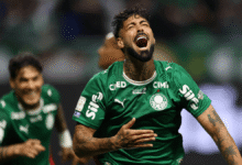 Palmeiras goleia Corinthians no dérbi e complica situação do rival